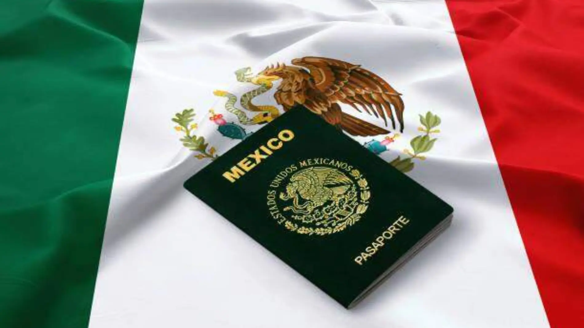 pasaporte y bandera de mexico